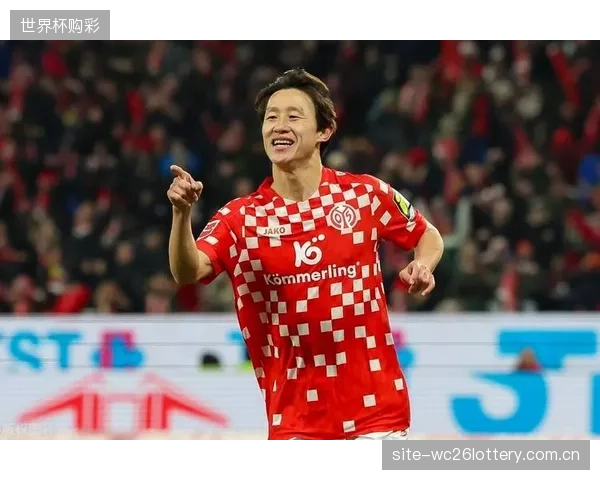 李在城、白昇浩等球员在欧洲联赛中场的身体对抗经验,将帮助韩国队应对高强度逼抢。 李在城、白昇浩等球员在欧洲联赛中场的身体对抗经验,将帮助韩国队应对高强度逼抢。
